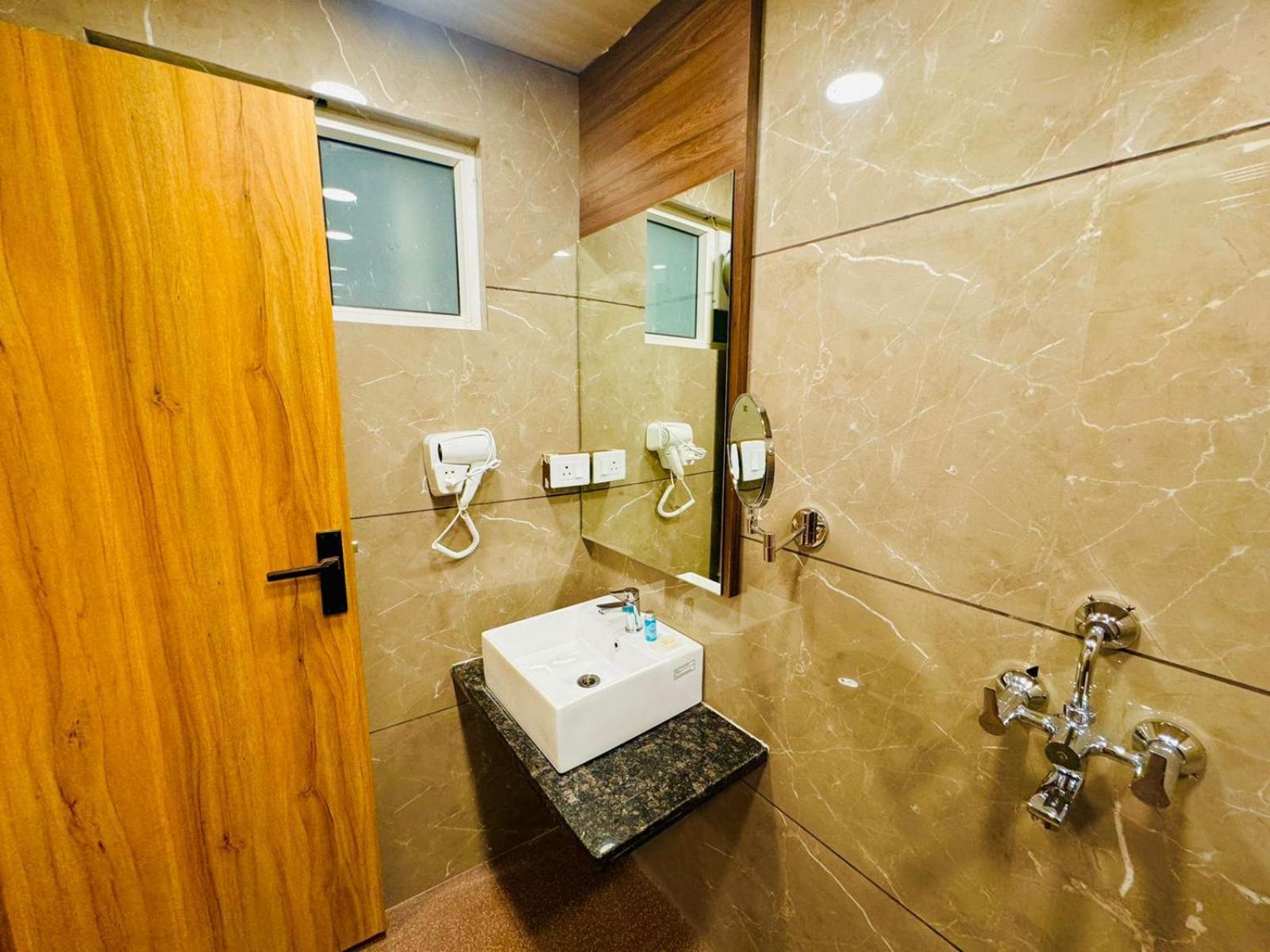 Hotel Najaf Palace Ádzsmir Kültér fotó